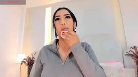 Snapshot of salomebell chatting on October 28, 2025, 7:49 pm   online show from October 28, 2025, 7:49 pm