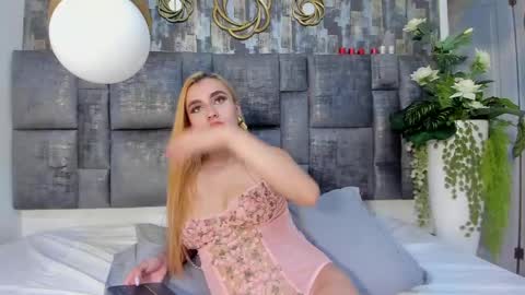 Snapshot of salomelarzon chatting on April 22, 2026, 10:06 am Salome Larzon online show from April 22, 2026, 10:06 am