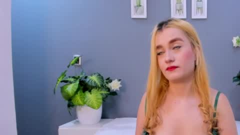 Snapshot of salomelarzon chatting on May 7, 2026, 3:23 am Salome Larzon online show from May 7, 2026, 3:23 am