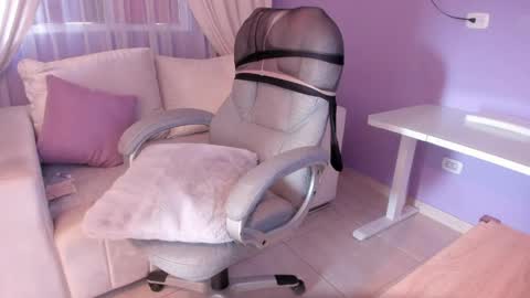 samantha_thompsoon online show from May 7, 2026, 10:15 pm