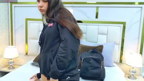 samanthaa_sm online show from April 27, 2026, 2:53 am