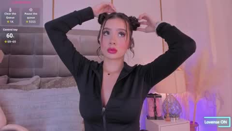 Snapshot of samanthaclay chatting on October 7, 2025, 7:33 pm   online show from October 7, 2025, 7:33 pm