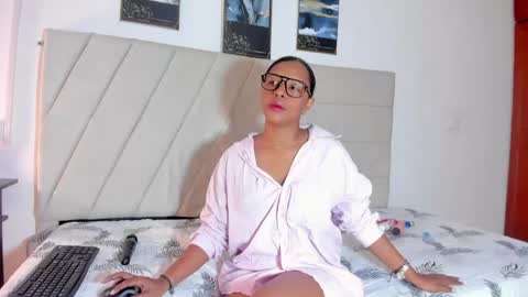 samaraa_smith1 online show from May 19, 2026, 12:11 pm