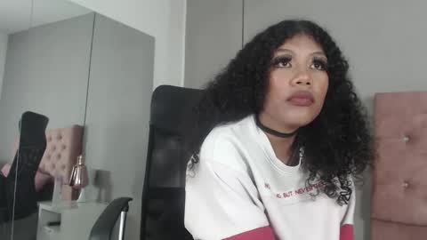 samaragrey18 online show from February 19, 2025, 3:39 am