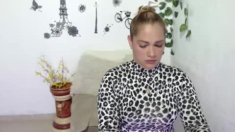 Snapshot of samira_lennox chatting on January 25, 2025, 9:35 pm SAMIRA online show from January 25, 2025, 9:35 pm