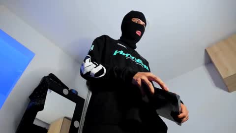   online show from November 19, 2025, 7:41 am