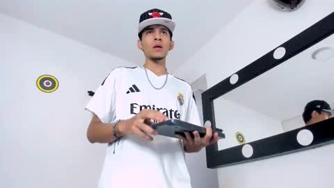 Snapshot of samuel_suarez chatting on March 30, 2026, 11:28 pm online show from March 30, 2026, 11:28 pm