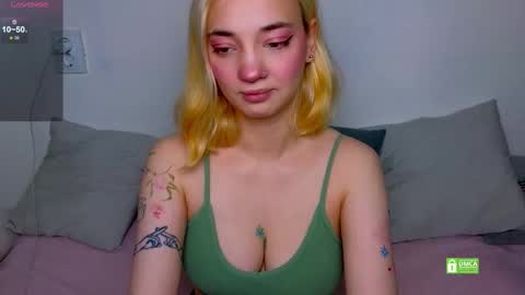 Snapshot of sandra_bell_ chatting on October 8, 2025, 7:39 am Sandra online show from October 8, 2025, 7:39 am