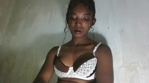 sandrine718 online show from May 6, 2026, 7:46 am