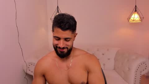 santiago_huntt online show from December 5, 2024, 9:28 pm