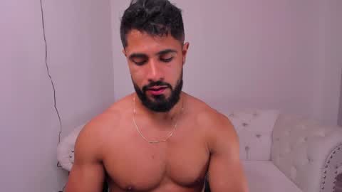 santiago_huntt online show from December 9, 2024, 9:05 pm