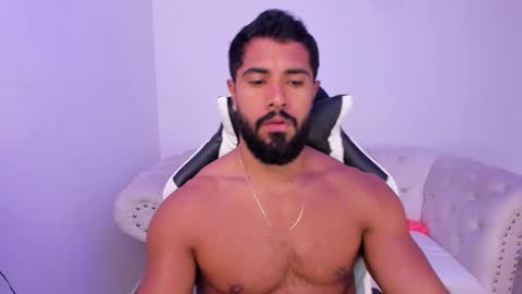 santiago_huntt online show from November 25, 2025, 12:49 pm