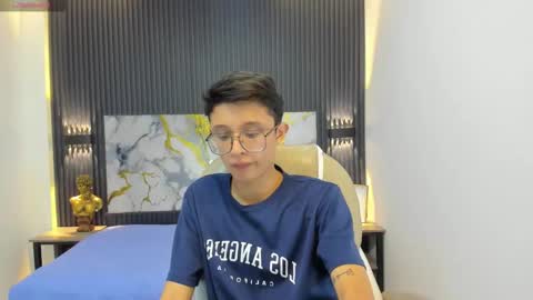 santiago_russo18 online show from September 28, 2025, 12:10 pm