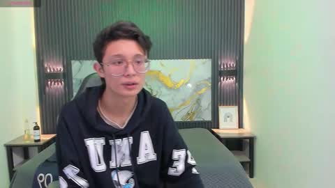 santiago_russo18 online show from February 1, 2026, 7:34 pm