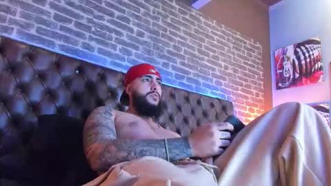 Snapshot of santiagohincapiie chatting on March 8, 2026, 4:27 am Santiago Hincapiie online show from March 8, 2026, 4:27 am