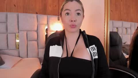 Snapshot of saori_newman chatting on October 18, 2025, 12:06 pm Saori  online show from October 18, 2025, 12:06 pm