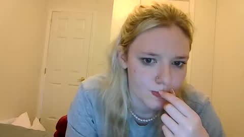 Snapshot of sara9920 chatting on April 14, 2026, 8:15 pm sara9920 online show from April 14, 2026, 8:15 pm