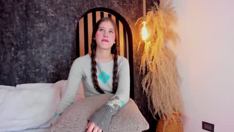 sara__jones_ online show from January 4, 2025, 12:05 pm