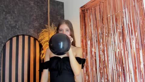 sara__jones_ online show from January 19, 2025, 1:22 pm