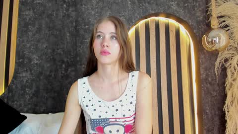 sara__jones_ online show from February 3, 2025, 10:11 pm