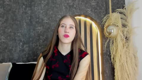 sara__jones_ online show from February 5, 2025, 8:14 pm