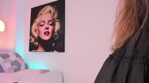 sara__jones_ online show from February 11, 2025, 3:18 pm