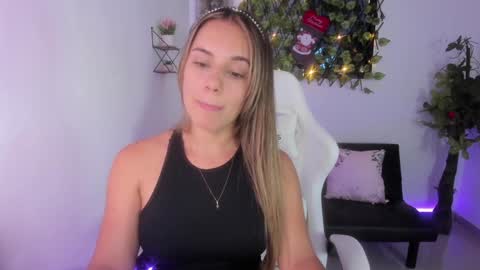 Snapshot of sara_lopez_28 chatting on December 22, 2024, 5:10 pm Sara online show from December 22, 2024, 5:10 pm