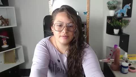 sara_thonson_ online show from February 4, 2025, 3:00 am