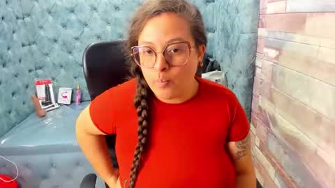 sara_thonson_ online show from May 8, 2026, 5:02 am