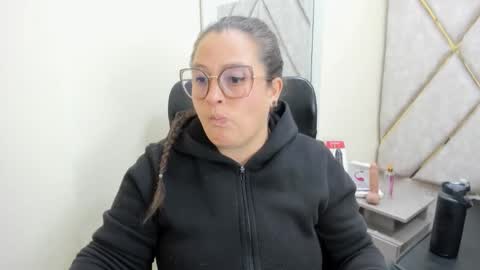 sara_thonson_ online show from May 10, 2026, 3:12 am