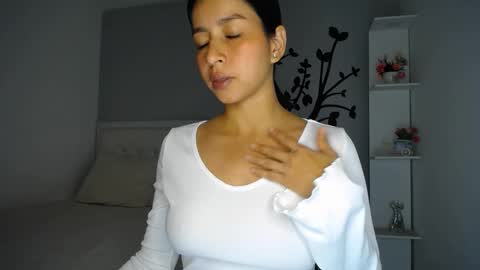 Snapshot of sara_tris chatting on September 19, 2025, 1:18 am Sara online show from September 19, 2025, 1:18 am