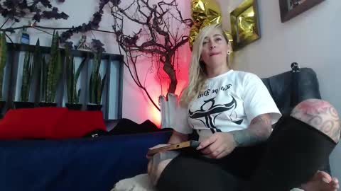 Snapshot of sara_valkyria chatting on October 20, 2025, 7:14 pm Sara Valkyria online show from October 20, 2025, 7:14 pm