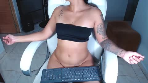 Snapshot of sara_y_rauw chatting on February 4, 2025, 3:00 am Sara online show from February 4, 2025, 3:00 am