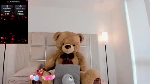 Sara Miller  online show from February 11, 2025, 9:56 pm