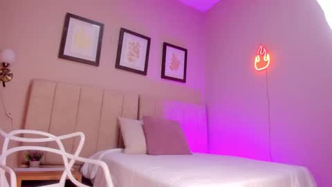 saraa_x online show from September 10, 2025, 11:43 am