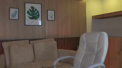 Sara Belmont online show from October 9, 2025, 12:14 pm