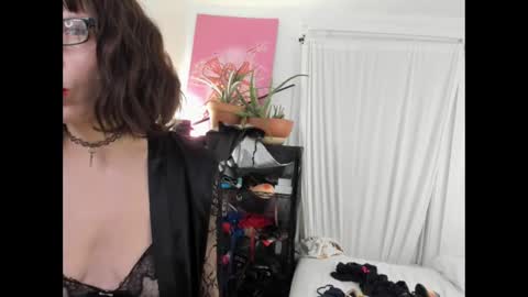 Snapshot of saradesirexo chatting on February 21, 2025, 1:33 am Sara Desire online show from February 21, 2025, 1:33 am