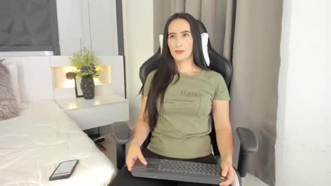 Snapshot of saragomez_1 chatting on October 3, 2025, 2:25 pm  Sara Gomez  online show from October 3, 2025, 2:25 pm