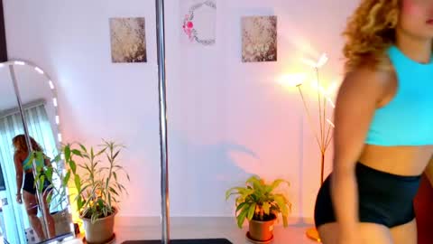 Snapshot of sarah__cinnamon chatting on April 26, 2026, 6:16 pm sarah cinnamon online show from April 26, 2026, 6:16 pm