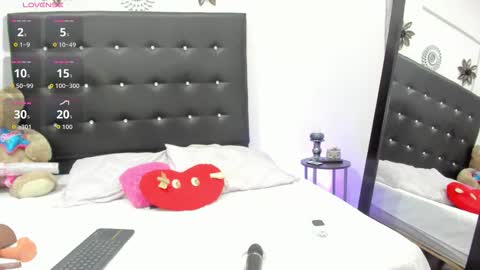 sarah_lowee online show from November 12, 2025, 12:49 pm