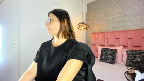 Sarah Deyvis online show from September 28, 2025, 2:33 pm