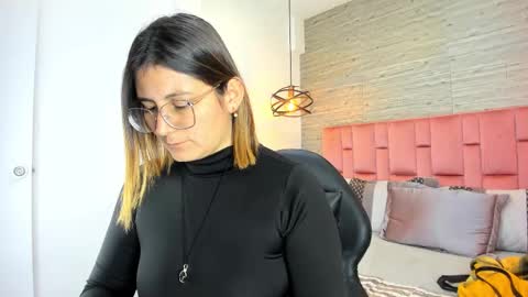 Sarah Deyvis online show from October 17, 2025, 5:15 pm