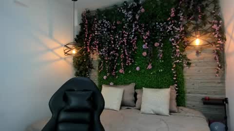 Sarah Deyvis online show from December 17, 2025, 1:28 pm