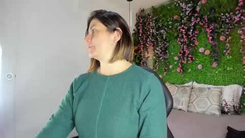 Sarah Deyvis online show from March 10, 2026, 3:44 am