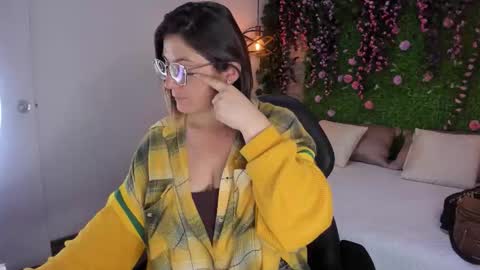 Sarah Deyvis online show from March 19, 2026, 3:21 am