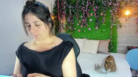 Sarah Deyvis online show from March 26, 2026, 3:23 am