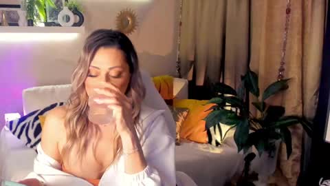 Divine Sarah NONUDE model online show from May 10, 2026, 6:35 pm