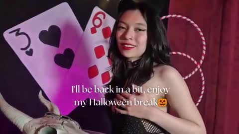 Snapshot of sarasaenz__ chatting on October 13, 2025, 11:54 am   online show from October 13, 2025, 11:54 am