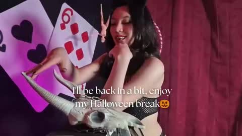 Snapshot of sarasaenz__ chatting on October 15, 2025, 11:32 am   online show from October 15, 2025, 11:32 am