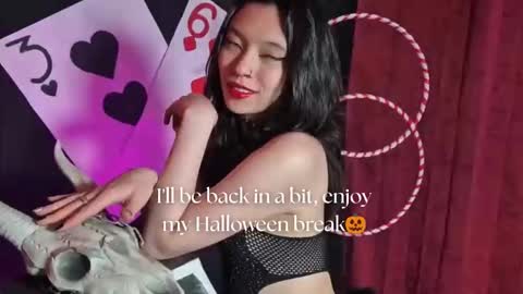 Snapshot of sarasaenz__ chatting on October 22, 2025, 11:32 am   online show from October 22, 2025, 11:32 am